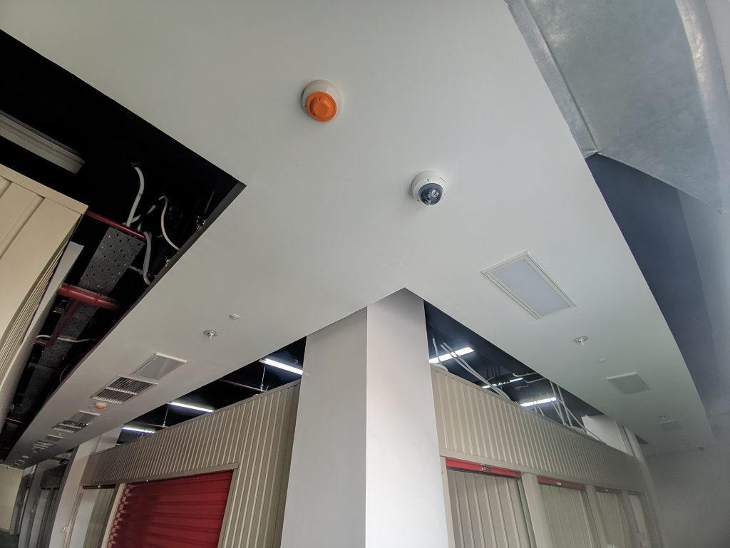Sistem keamanan CCTV 24/7 di Gudangku Self Storage.