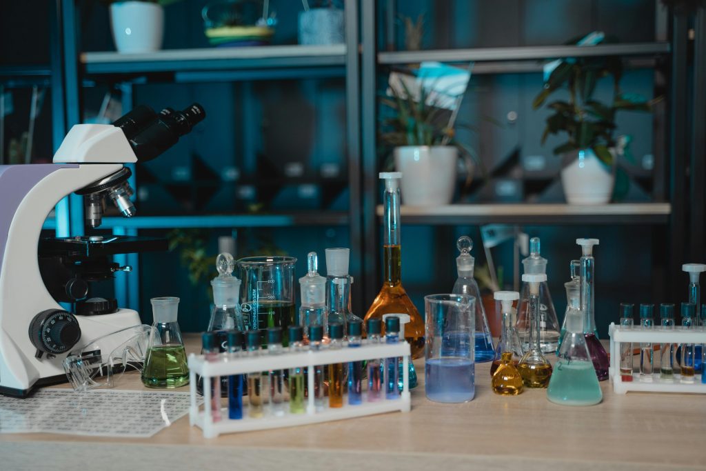 Berbagai macam alat laboratorium
